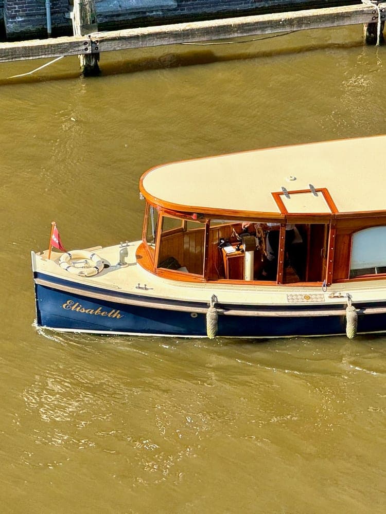 Elisabeth on the Canal